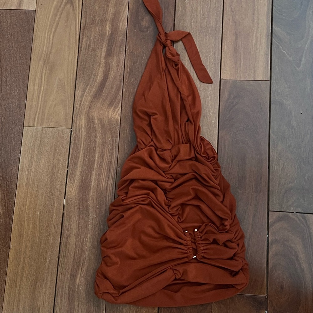 Pretty Little Thing  Rust  Ruched Dress - Picture 2 of 3